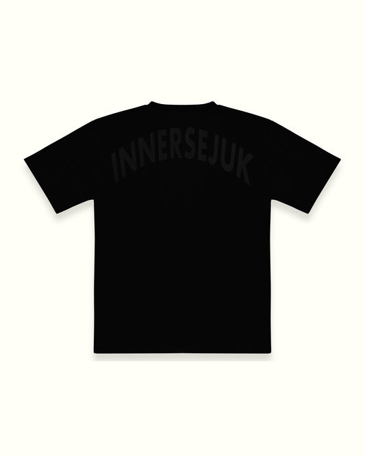 THE INNERSEJUK BACK RELAXED TEE IN BLACK