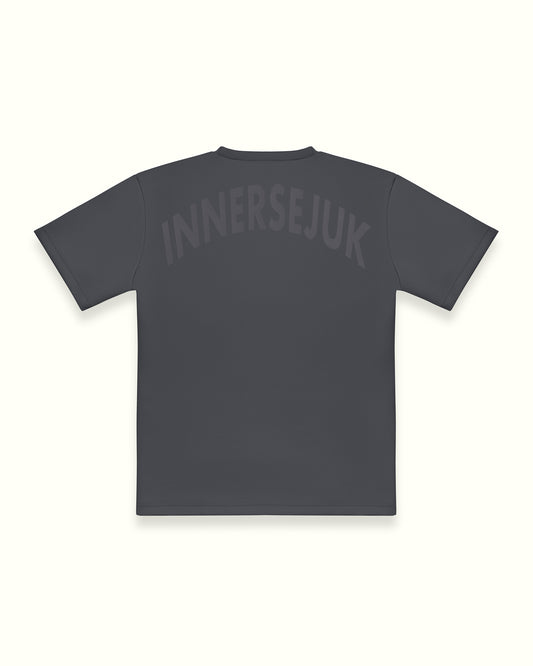 THE INNERSEJUK BACK RELAXED TEE IN DARK GREY