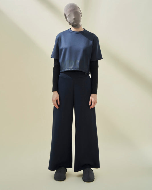 THE WIDE-LEGGED PANTS IN DARK BLUE